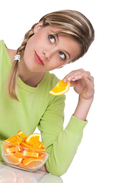 在白色背景上持有的橙色切片的女人 — 图库照片