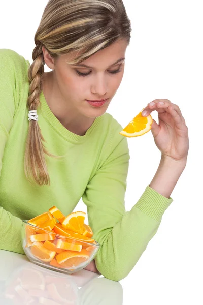 Serie über gesunden Lebensstil - Frau isst Orange — Stockfoto