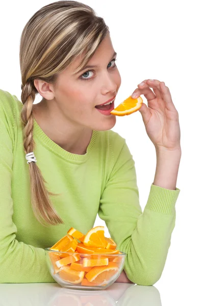 Serie stile di vita sano - Donna che morde fetta di arancia — Foto Stock