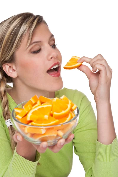健康的生活方式系列-女人吃橙 — 图库照片