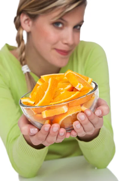 Zdravého životního stylu série - žena hospodářství mísa s pomeranči — Stock fotografie