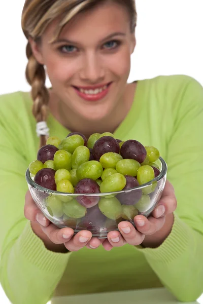 Serie über gesunden Lebensstil - Frau hält Schale mit Trauben — Stockfoto