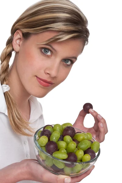 健康的生活方式系列 葡萄在白色背景上的碗里的女人 — 图库照片