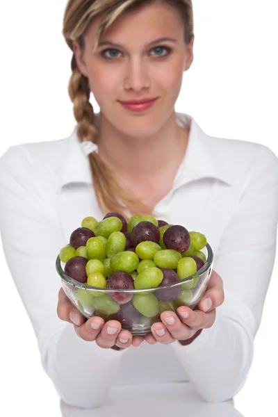 健康的生活方式系列-女人拿碗的葡萄 — 图库照片