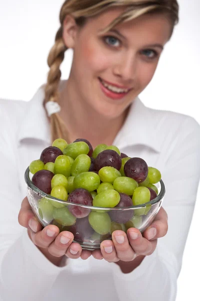 Vrouw Met Druiven Kom Witte Achtergrond — Stockfoto