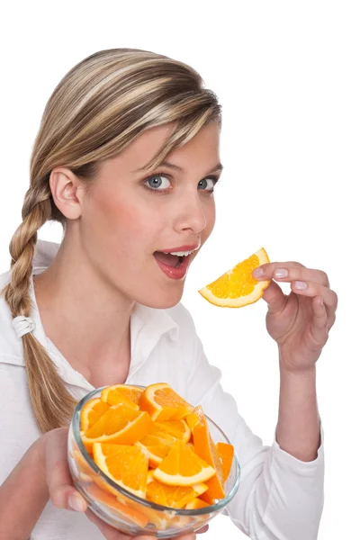 Frau Isst Orange Auf Weißem Hintergrund — Stockfoto