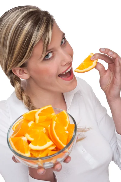健康的なライフ スタイル シリーズ 白い背景の上にオレンジを食べる女性 — ストック写真