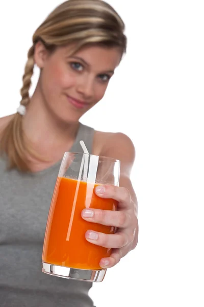 Série Mode de vie sain - Femme tenant un verre de jus de carotte — Photo