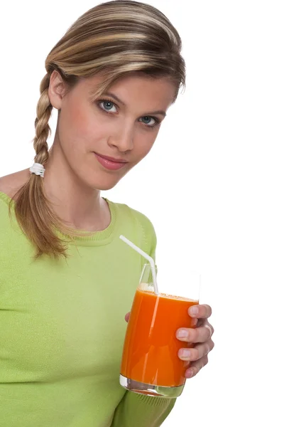 Serie estilo de vida saludable - Mujer rubia sosteniendo jugo de zanahoria — Foto de Stock