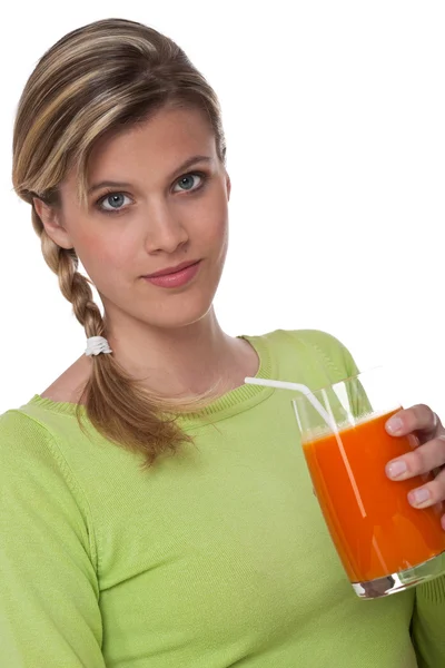 Zdrowy styl życia serii - kobieta trzyma kieliszek soku z marchwi — Zdjęcie stockowe
