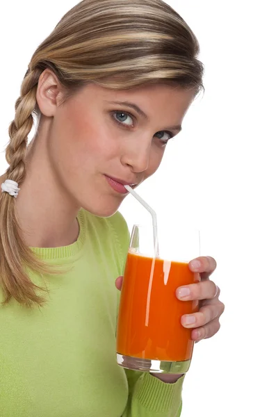 健康的なライフ スタイル シリーズ 白い背景の上にニンジン ジュースを持つ若い女 — ストック写真