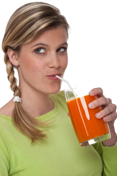 Здоровий спосіб життя - Блондинка п'є морквяний сік — стокове фото