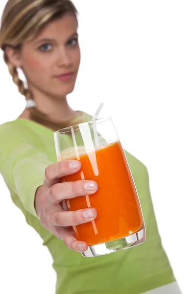 Série de estilo de vida saudável - Mulher segurando vidro de suco de cenoura — Fotografia de Stock