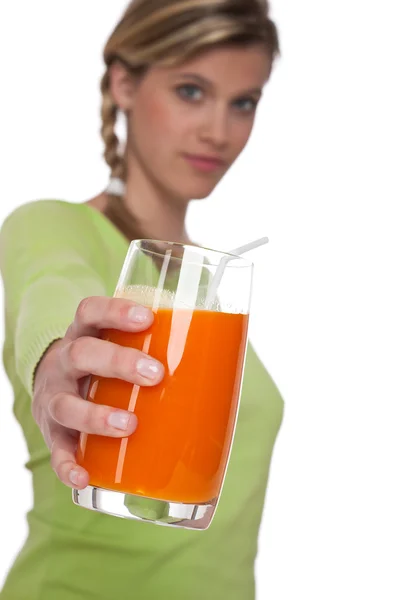 Жінка Тримає Склянку Морквяного Соку Білому Тлі Фокус Склі — стокове фото