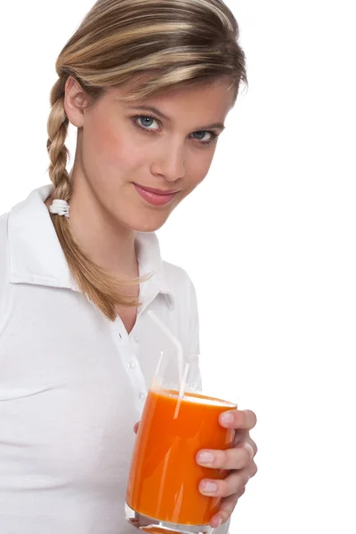 Serie estilo de vida saludable - Mujer sosteniendo un vaso de jugo de zanahoria — Foto de Stock