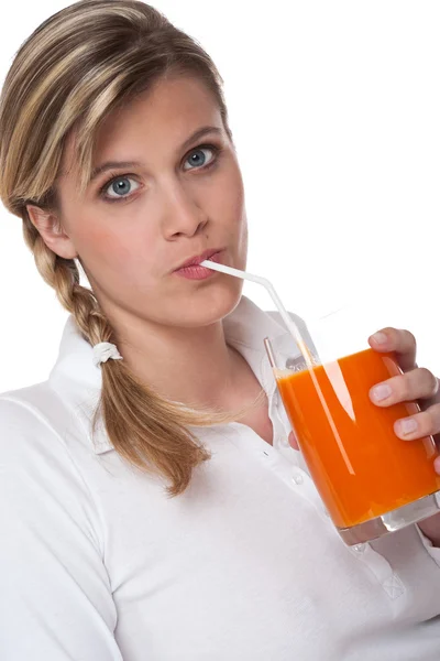 Здоровий спосіб життя: жінка п'є морквяний сік — стокове фото