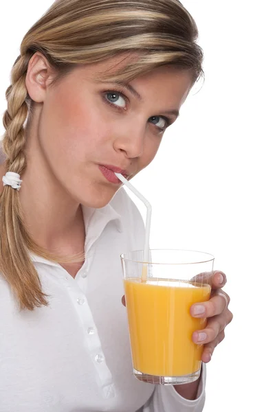 在白色背景上喝橙汁的女人 — 图库照片