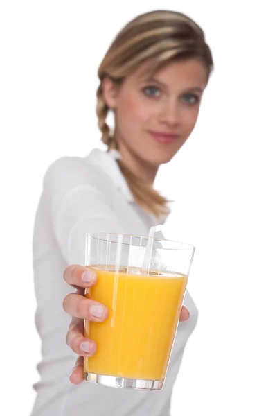 Zdravého životního stylu série - žena drží sklenici pomerančové šťávy — Stock fotografie