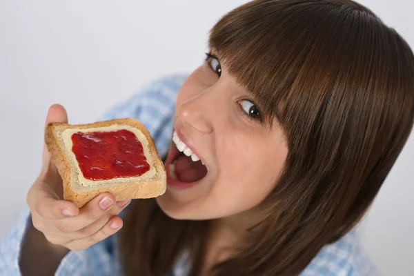 Adolescente Feliz Pijama Comiendo Tostadas Saludables Para Desayuno —  Fotos de Stock