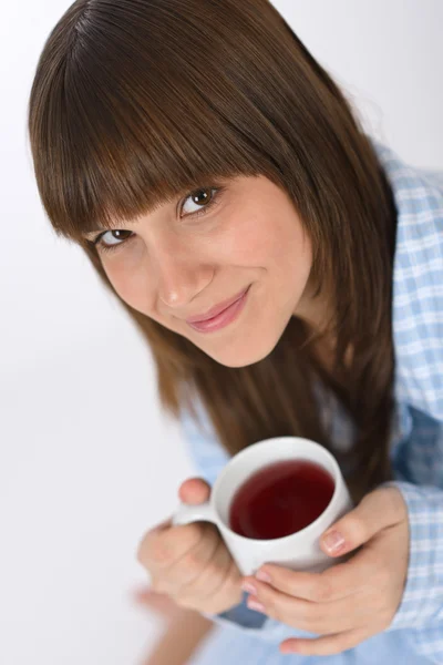 朝食の茶のカップとパジャマで 代の女性 — ストック写真