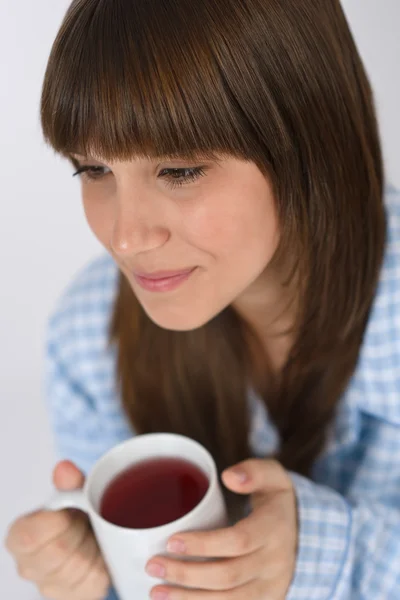 Adolescente avec tasse de thé pour le petit déjeuner — Photo