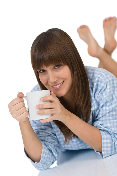 朝食のお茶のカップとパジャマで 代の女性を笑顔 — ストック写真