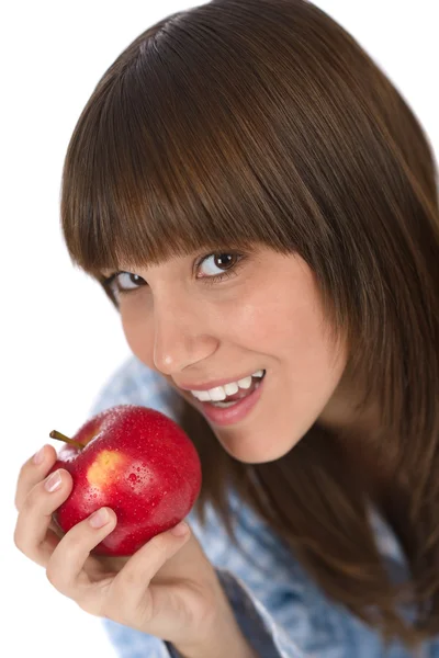 Adolescente feliz em pijama comer maçã saudável — Fotografia de Stock