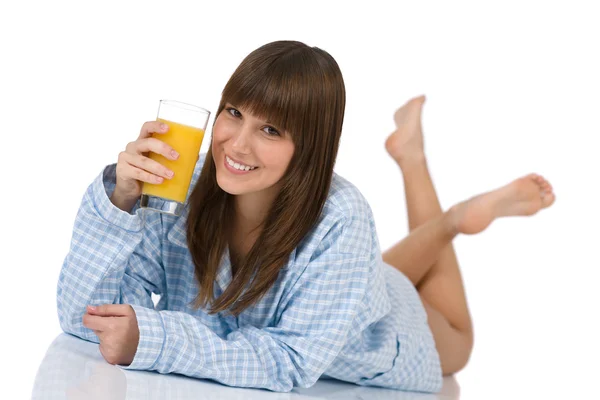 朝食のための健康のオレンジ ジュースのグラスと 代の女性 — ストック写真