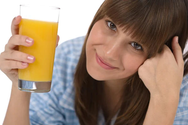 Kvinnliga tonåring med friska apelsinjuice — Stockfoto