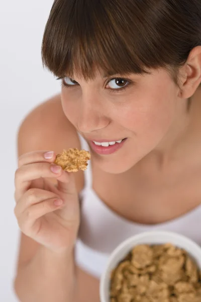 Kobiece Kobieta Młody Nastolatek Jeść Zdrowe Całe Pszenicy Zboże Śniadanie — Zdjęcie stockowe