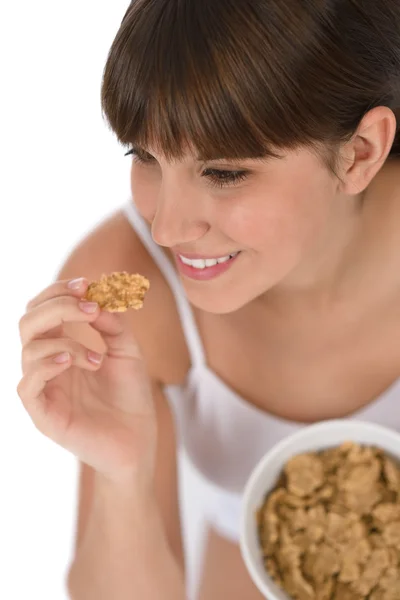 Женщина-подросток ест здоровые хлопья на завтрак — стоковое фото