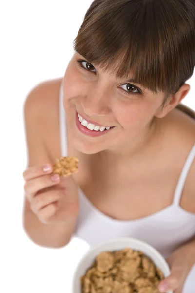女性青少年吃健康全麦谷类早餐 — 图库照片