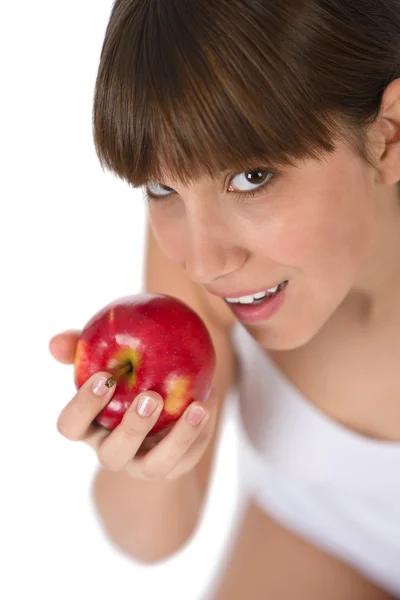 Adolescente fêmea comer maçã vermelha — Fotografia de Stock