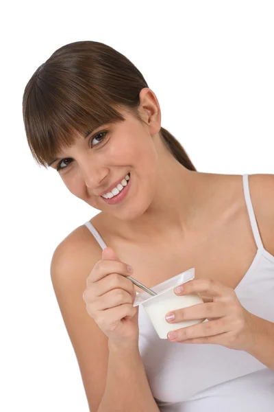 Женщина-подросток ест здоровый йогурт на завтрак — стоковое фото