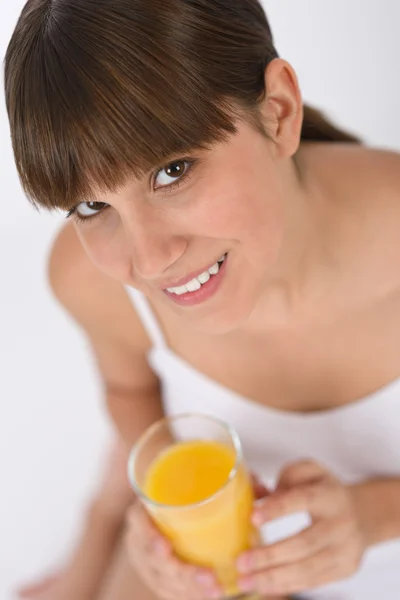 朝食のための健康のオレンジ ジュースのグラスと 代の女性 — ストック写真