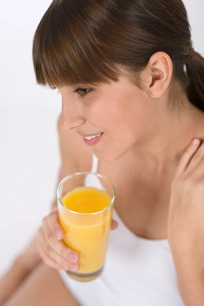 Kobiece kobieta młody nastolatek z zdrowy sok pomarańczowy — Zdjęcie stockowe