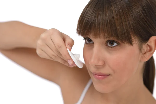 Cuidados com o corpo - Fêmea adolescente limpeza rosto — Fotografia de Stock