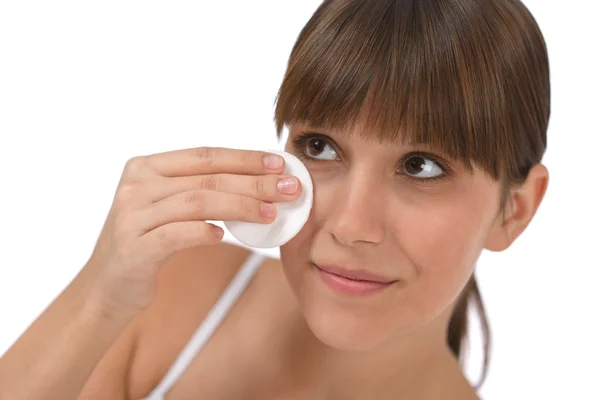 Lichaamsverzorging - vrouwelijke tiener reinigen gezicht — Stockfoto