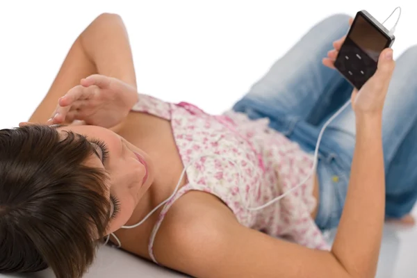 Uczeń Szczęśliwy Nastolatek Kobiece Słuchać Muzyki Ucho Pąki Trzymając Odtwarzacz — Zdjęcie stockowe