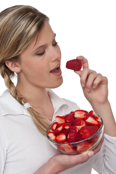 Serie estilo de vida saludable - Mujer comiendo fresa —  Fotos de Stock