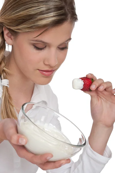 Serie de estilo de vida saludable - Mujer sosteniendo fresa con yogur — Foto de Stock
