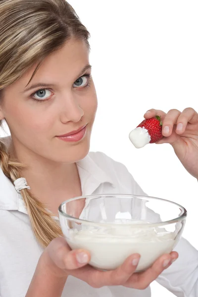 健康的生活方式系列 举行草莓和酸奶在白色背景上的女人 — 图库照片