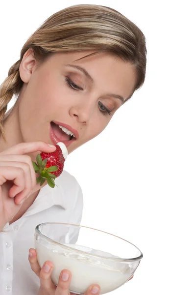Hälsosam livsstil-serien - kvinna äta jordgubbar med yoghurt — Stockfoto