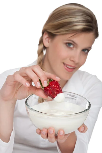 健康的生活方式系列-碗与草莓酸奶 — 图库照片