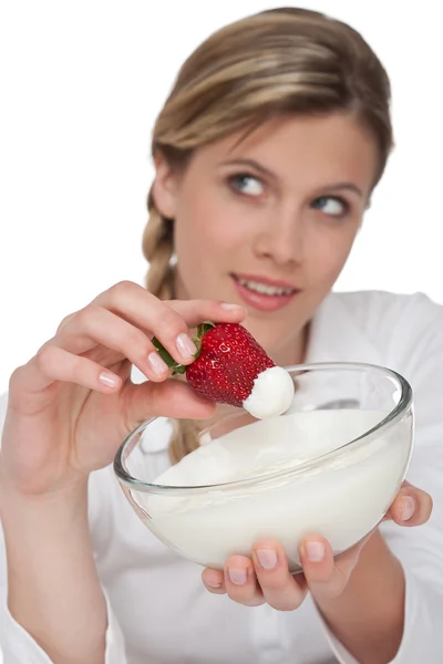 Série Estilo Vida Saudável Mulher Segurando Morango Com Iogurte Fundo — Fotografia de Stock