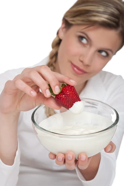健康的なライフ スタイル シリーズ イチゴと白の背景にヨーグルトを持つ女性 — 图库照片