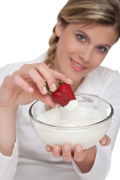 Gezonde levensstijl serie - vrouw met aardbei en yoghurt — Stockfoto