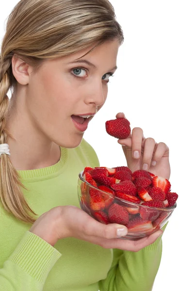 健康的生活方式系列 在白色背景上吃草莓的女人 — 图库照片