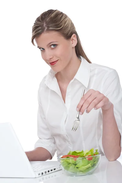 Zdravého životního stylu série - žena s notebookem a salátem — Stock fotografie