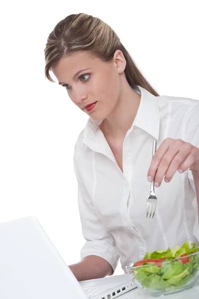 健康的なライフ スタイル シリーズ 白い背景の上のオフィスでサラダを食べる女性 — ストック写真